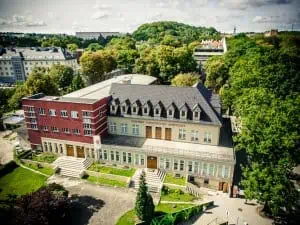 Polen bietet gute Zahnkliniken und renommierte zahnmedizinische Universitäten