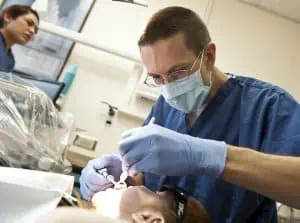 Behandlung von Zahnabszess beim Arzt