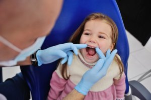 Zahnarzt untersucht Kind