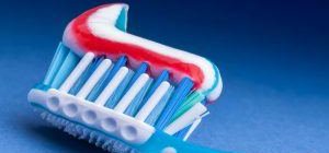 Zahnstein kann man mit einer Zahnpasta nicht direkt entfernen.