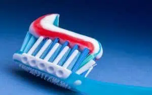 Handzahnbürste mit fluoridfreier Zahnpasta.