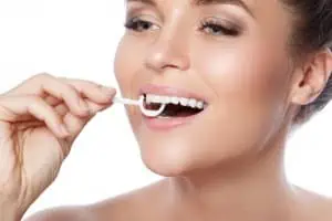 Zahnseide - Sticks für Anfänger und Fortgeschrittene macht das Fädeln einfacher.