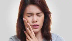 Die Zahnextraktion ist nicht schmerzhaft. Der Schmerz besteht nur solange wie der Zahn noch im Mund ist.