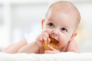 Babies beißen gerne auf den Beißring, wenn sie zahnen.