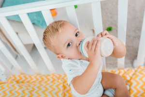 Nuckelflaschenkaries ist gefährlich für die permanenten Zähne der Kinder.