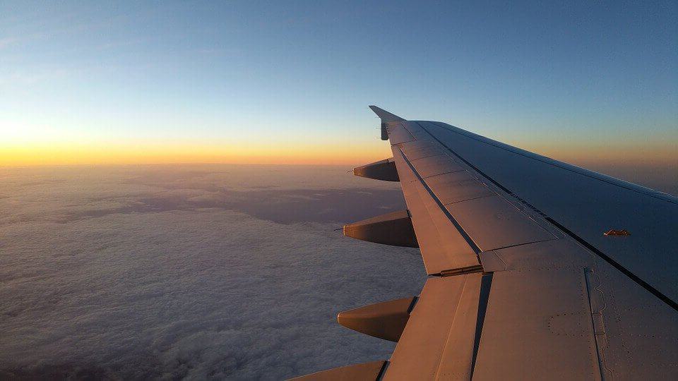 Blick aus dem Flugzeug auf Tragfläche
