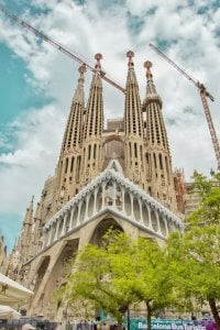 Die Sagrada Familia kann man sich in Barcelona anschauen, wenn man sich Zahnersatz in Spanien machen lässt.