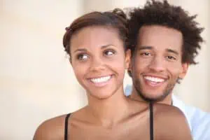 Invisalign Alternativen: Wettbewerber und Zahnkorrektur von zu Hause aus