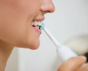 Schallzahnbürste Test: Frau beim Zähneputzen