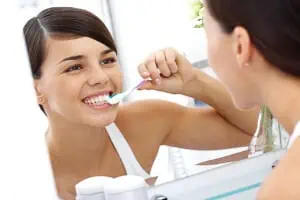 Schallzahnbürste Test: Frau beim Zähneputzen