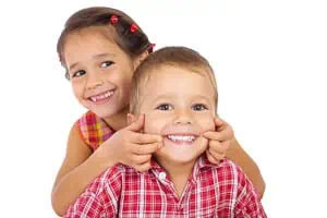 Kinder mit strahlend weißen Zähnen