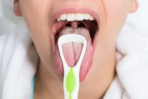 Zungenschaber im Test: So klappt das Zunge reinigen mit Zungenreiniger