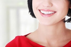 Frau lächelt mit strahlend weißen Zähnen.