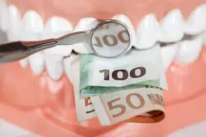 Geldscheine symbolisieren Kosten für die Zahnbehandlung