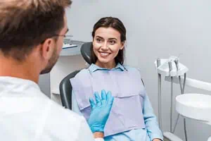 Frau beim dentolo Zahnarzt 