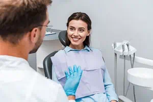 Frau beim dentolo Zahnarzt