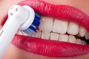 Rotierende Zahnbürste putzt weisse Zähne