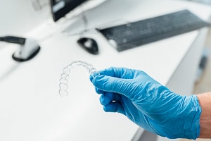 Durchsichtige Zahnschiene wird im Labor hergestellt