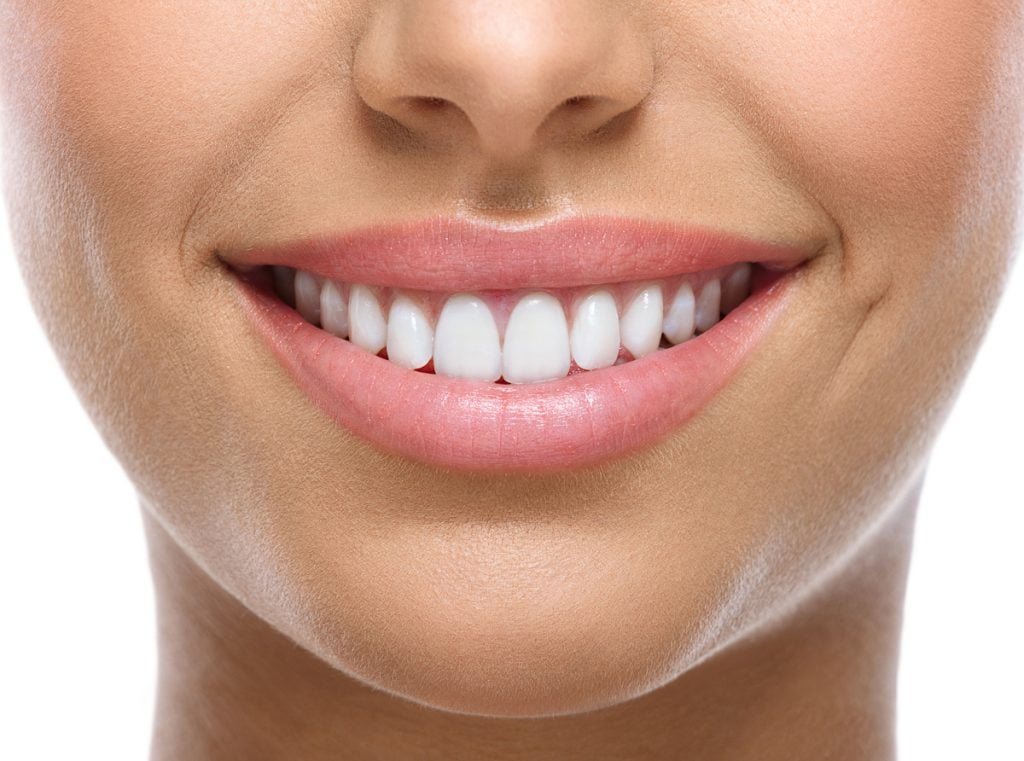La donna sorride con i denti bianchi