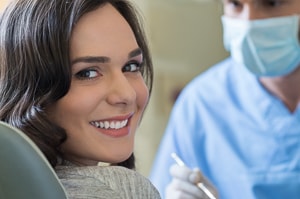 Junge Frau wird beim Zahnarzt behandelt