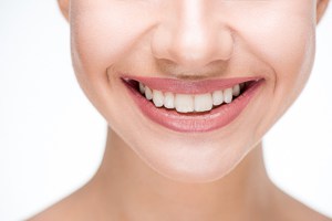 Frau lächelt mit weißen Zähnen