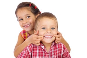 Zwei lachende Kinder mit gesunden Zähnen