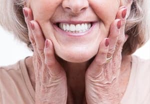 Ältere Frau lächelt mit weißen Zähnen