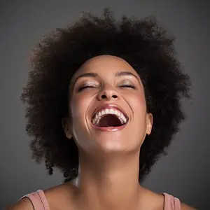 Frau lacht mit weißen Zähnen