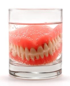 Zahnprothese pflegen und reinigen
