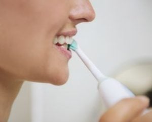 Zähne putzen mit Schallzahnbürste
