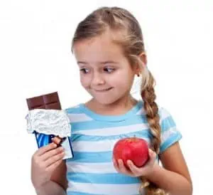 Mann kann gelbe Zähne bei Kindern durch gesunde Ernährung vorbeugen.