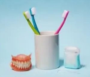 Das Reinigen der Zahnprothese ist enorm wichtig.