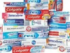 Bild von 25 verschiedenen Zahncremes, unterstreicht die Seltenheit von fluoridfreier Zahnpasta in Apotheken und Drogerieregalen.
