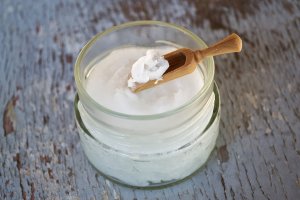 whiten teeth using coconut oil