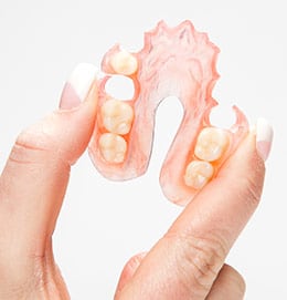 cleaning dentures 