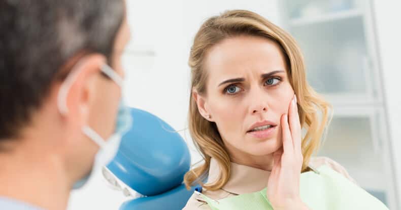 A woman in dental consult with dental pain owing in wisdom teeth