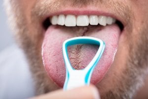 cleaning your tongue
