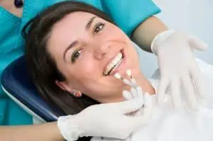 Frau beim Zahnarzt für eine Mini-Implantat Behandlung