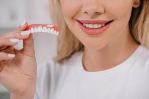 how to whiten dentures stained
