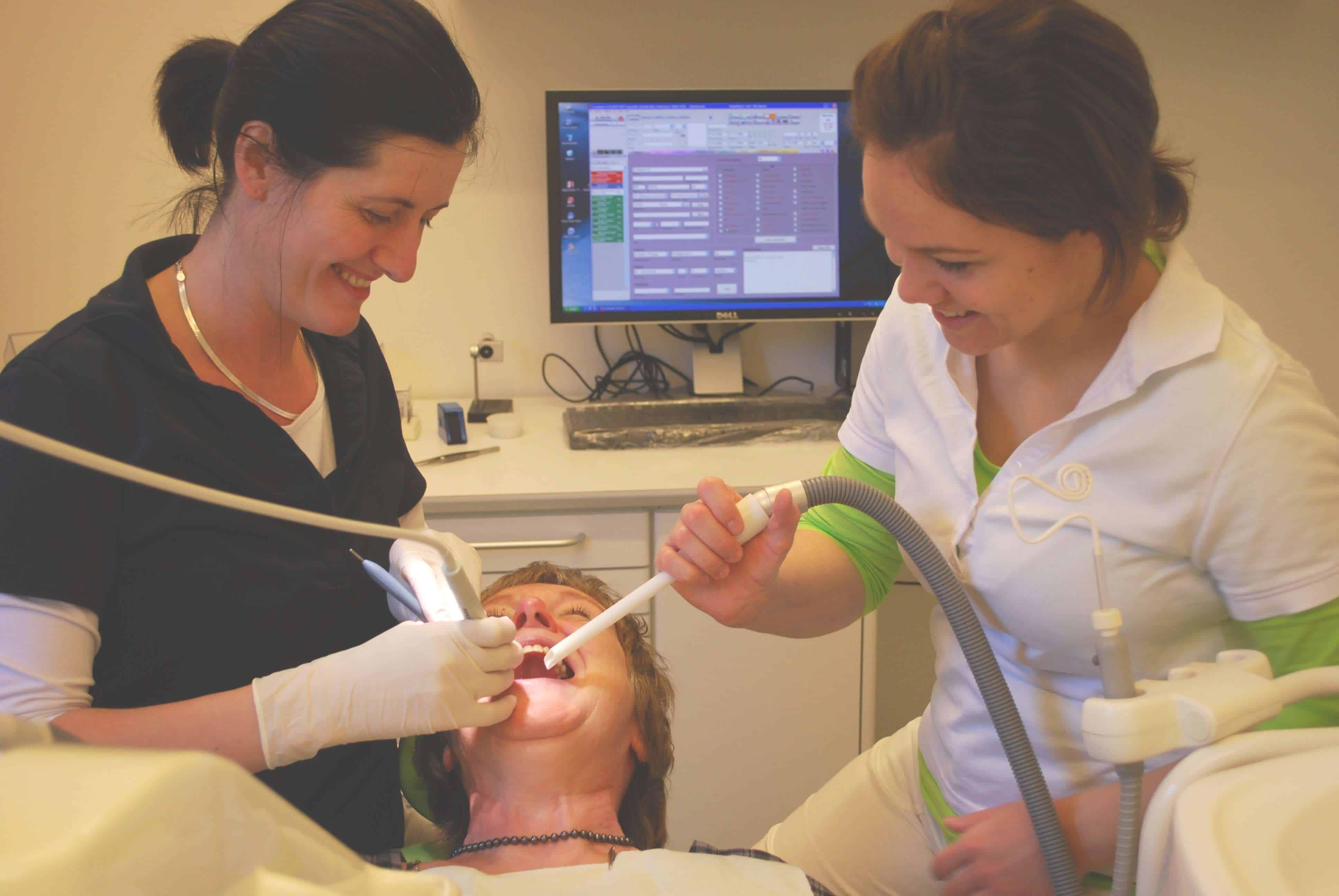 Imagen de tratamiento odontológico en el gabinete dental