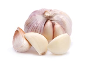 La ingestión de alimentos como el ajo y la cebolla puede ser la causa de halitosis transitoria