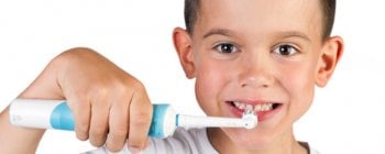 Niño cepillando sus dientes con oral B infantil