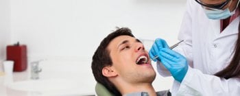 Hombre en revisión dental