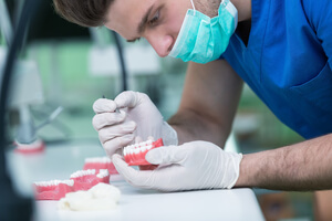 dentista elaborando carillas lumineers