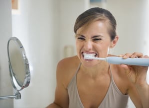 Mujer cepillandose los dientes