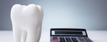 Seguros dentales sin copago. Imagen de una calculadora