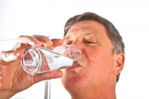 La mejor manera de mantener tus dientes hidratados es bebiendo mucha agua