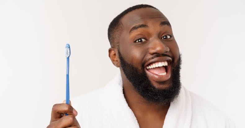 ¿Te cepillas los dientes después de usar tiras de blanqueamiento?