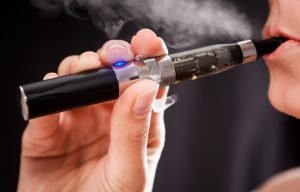 Persona vapeando