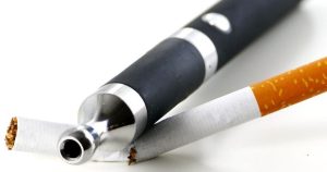 Vapeador encima de un cigarrillo